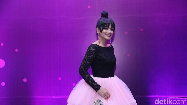 Gaun Pink Titi Kamal