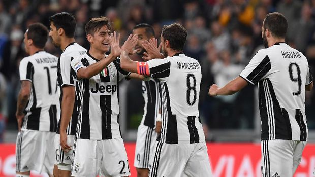 TURIN, ITALY - APRIL 23:  Claudio Marchisio (R) of Juventus FC celebrates the opening goal with team mate Paulo Dybala(L) during the Serie A match between Juventus FC and Genoa CFC at Juventus Stadium on April 23, 2017 in Turin, Italy.  (Photo by Valerio Pennicino/Getty Images)