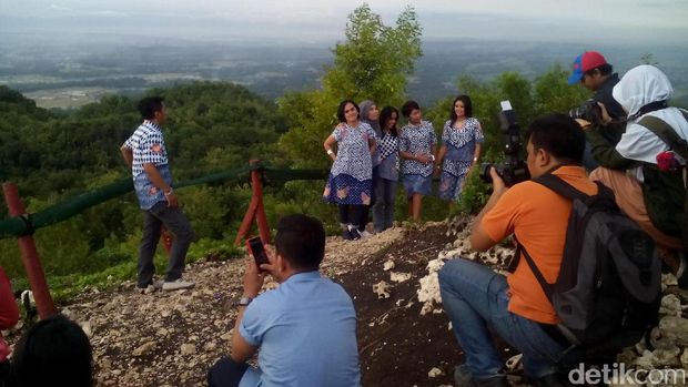  Wisatawan yang memadati Puncak Kayangan Surocolo (Usman/detikTravel)