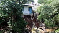 Longsor Intai Permukiman di Tepi Sungai Cilodong Depok