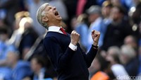 Arsene Wenger merayakan kemenangan usai mengalahkan Manchester City dengan skor 2-1. Reuters/Toby Melville. 