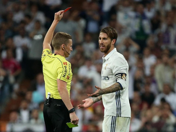 Football Soccer - Real Madrid v FC Barcelona - Spanish Liga Santander - Santiago Bernabeu, Madrid, Spain - 23/4/17 Real Madrid's Sergio Ramos is shown a red card by referee Alejandro Hernandez Reuters / Sergio Perez Livepic