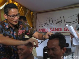 Sandiaga Cukur Rambut Pendukungnya yang Nazar di Pilgub DKI