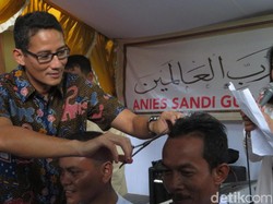 Sandiaga Cukur Rambut Pendukungnya yang Nazar di Pilgub DKI
