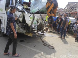 Bangkai Bus Tewaskan 2 Orang di Ciwidey Dievakuasi