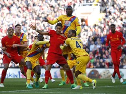 Dua Gol Benteke Tumbangkan Liverpool di Anfield