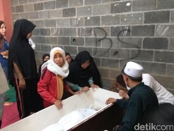 Tangis Keluarga Sambut Pendaki yang Tewas Tersambar Petir di Dieng