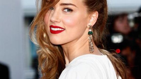 Kecantikan Amber Heard Taklukkan Johnny Depp dan Iron Man