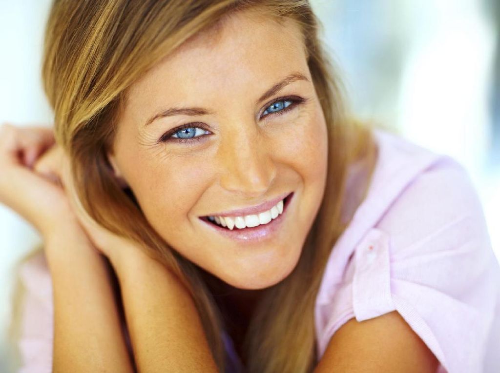 9 Cara Mudah Memutihkan Gigi yang Bisa Dicoba Sendiri di Rumah