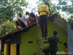 Gedung SD Wonorejo 2 Tertimpa Pohon, TNI dan Polri Gotong Royong