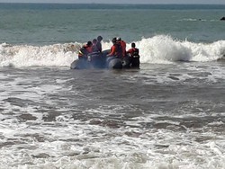 2 Warga Sukabumi Hilang Tergulung Ombak Karang Citarate