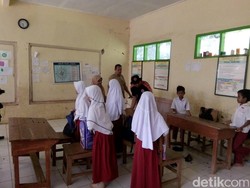 Siswa Tasikmalaya Cemas Belajar di Kelas Retak Akibat Gempa