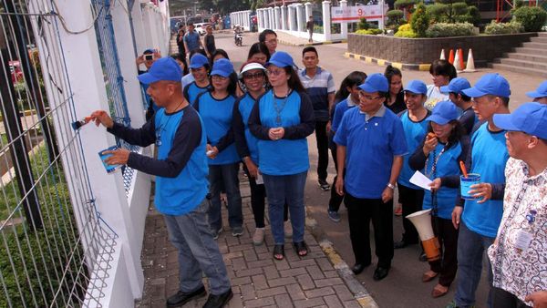 Ikatan Alumni UKI Gelar Kerja Bakti