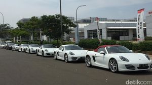 Penampakan Deretan Mobil Sport di BSD