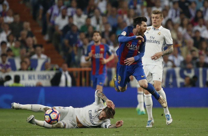 Football Soccer - Real Madrid v FC Barcelona - Spanish Liga Santander - Santiago Bernabeu, Madrid, Spain - 23/4/17 Real Madrid's Sergio Ramos is sent off after this challenge on Barcelona's Lionel Messi  Reuters / Susana Vera Livepic