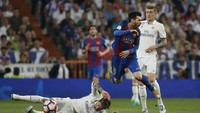 Dulu Messi adalah andalan lini depan Barca dan Ramos merupakan tumpuan di jantung pertahan Real Madrid. Wajar keduanya sering saling beradu. (Foto: Reuters / Susana Vera)