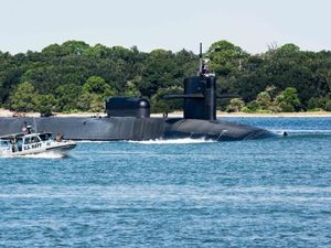 Penampakan Kapal Selam Nuklir AS Merapat di Korea Selatan