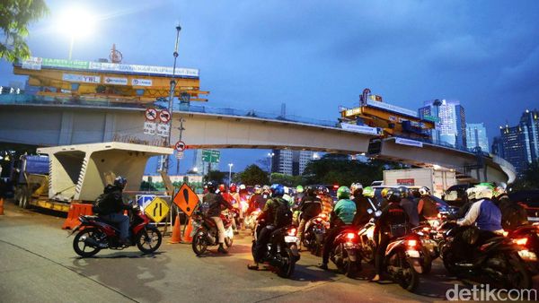 Malam ini Simpang Susun Semanggi Tersambung