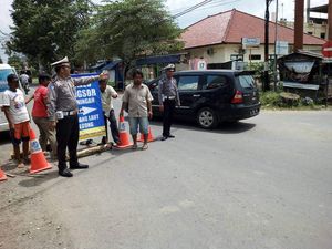 Jalan Cirebon-Kuningan Ambles, Mobil Besar Lewat Jalur Alternatif