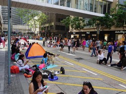 Liburan ala Karyawan Hong Kong, Kemah di Jalan Raya!