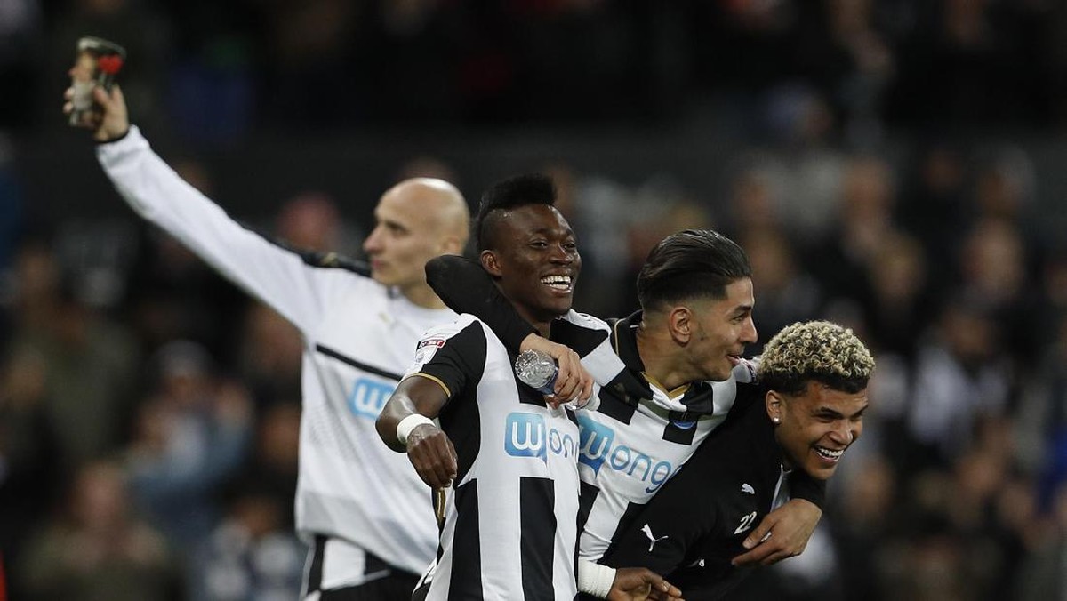 Christian Atsu kedua dari kiri, selamat dari gempa Turki. (Foto: Action Images via Reuters / Lee Smith)