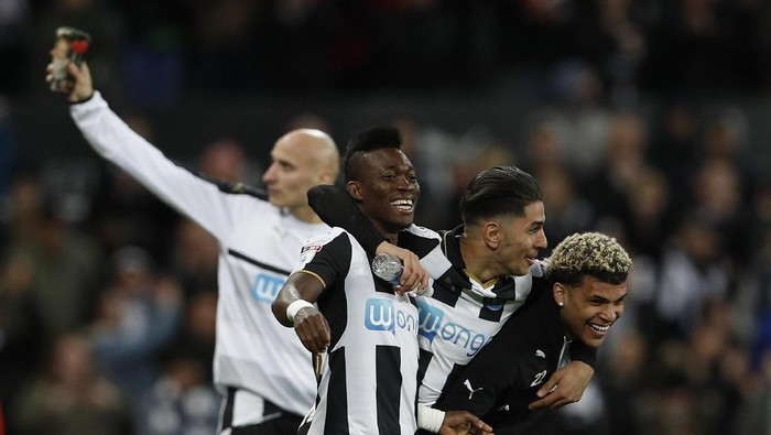 Britain Football Soccer - Newcastle United v Preston North End - Sky Bet Championship - St James Park - 24/4/17 Newcastles Christian Atsu celebrates being promoted to the premier league with Ayoze Perez and DeAndre Yedlin Action Images via Reuters / Lee Smith Livepic EDITORIAL USE ONLY. No use with unauthorized audio, video, data, fixture lists, club/league logos or 