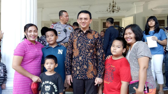 Foto: Warga antre foto bersama Ahok di Balai Kota. (Nathania Riris Michico/detikcom)