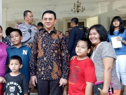 Antrean Foto Bersama Ahok Makin Bertambah Pagi Ini di Balai Kota