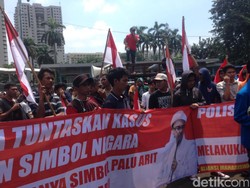 Sekelompok Massa Datangi Polda Tuntut Kasus Habib Rizieq Dituntaskan