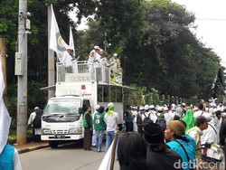 Ahok Baca Pleidoi, Massa Pendemo Baca Syahadat di Luar Ruang Sidang