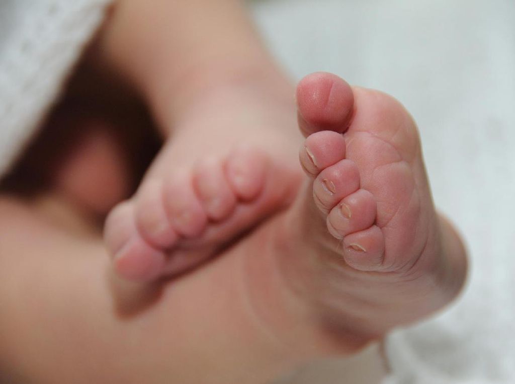 Tragis! Bayi 3 Bulan Tewas Usai Terjatuh dari Gendongan Ibunya