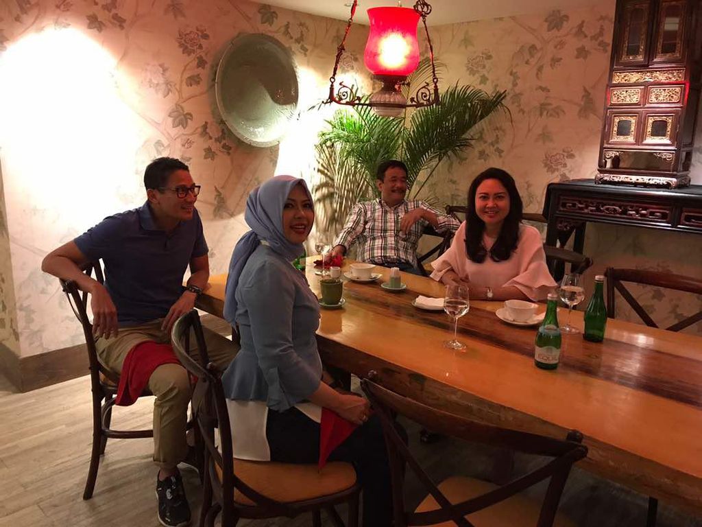 Kisah Sandi-Djarot: Tarung Ketat di DKI, Kini Bareng Dukung Menantu Jokowi Kisah Sandi-Djarot: Tarung Ketat di DKI, Kini Bareng Dukung Menantu Jokowi