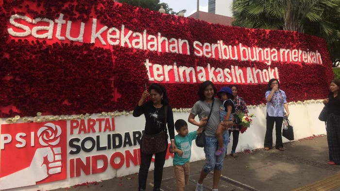 Foto: Karangan bunga dari PSI untuk Ahok di depan Balai Kota DKI. (Bisma Alief/detikcom)