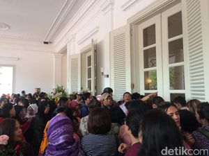 Ahok Tinggalkan Balai Kota, Warga Masih Bertahan Ingin Foto