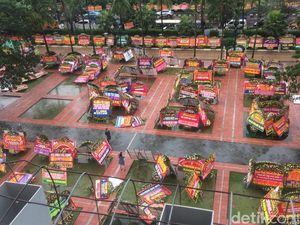 Video: Karangan Bunga Ambruk Diterjang Hujan Badai Video: Karangan Bunga Ambruk Diterjang Hujan Badai