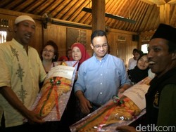 Relawan Bawa Tumpeng dan Roti Buaya ke Rumah Anies
