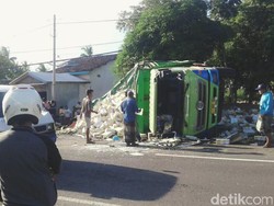 Truk Muat Minuman Terguling, Satu Pejalan Kaki Tewas