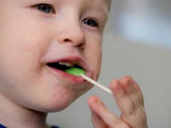 Telan Tangkai Permen, Bocah 6 Tahun Nyaris Meninggal