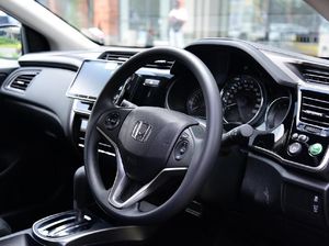 Mobil Transmisi Manual Ditinggal Orang?