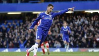 Eden Hazard membuka keunggulan Chelsea. Reuters/Stefan Wermuth.