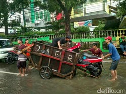 Kemang Banjir, Warga Sediakan Gerobak untuk Angkut Motor