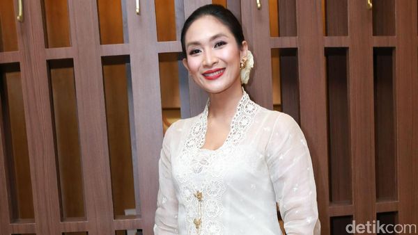 Salut! Happy Salma Kagumi Stamina Pesinetron Saat Ini