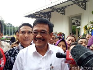 Djarot Terharu Disambut Warga dan Karangan Bunga di Balai Kota