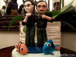 Ahok Dapat Kue Miniatur Dirinya dan Ikan Nemo dari Warga