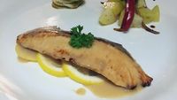 Mencicip Salmon Panggang Miso di Resto Bersuasana Romantis