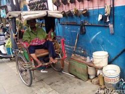 20 Tahun Ade Jadi Manusia Becak di Bandung