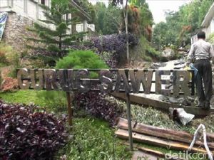 Kolam Penampung Air Bah Curug Sawer di Gunung Salak Jebol