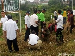 TNI di Garut Tanam Ratusan Bibit Pohon di Lahan Bekas Banjir