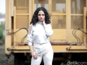 Wizzy Nyanyikan Kembali Selamat Jalan Kekasih