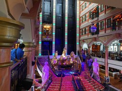 Mengintip Mal di Dalam Kapal Pesiar